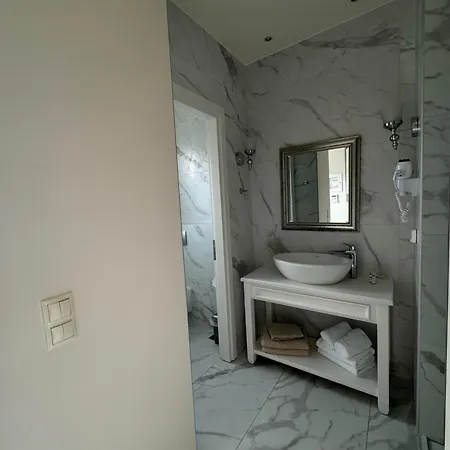 Iris Premium Aparthotel 3*